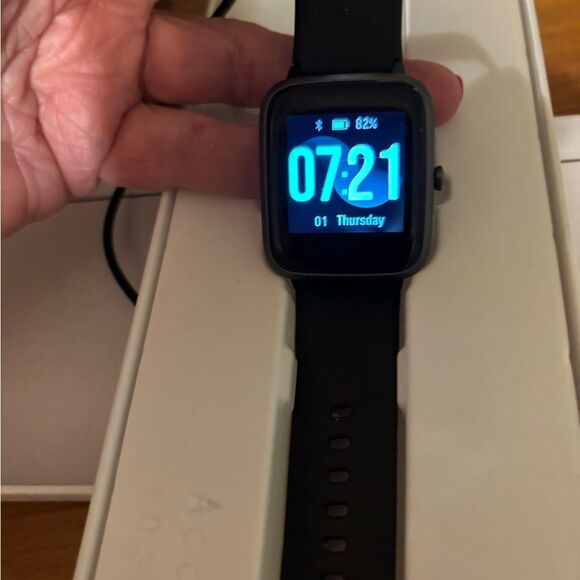 Sleek Black Smartwatch with Digital Display - Picture 3 of 9